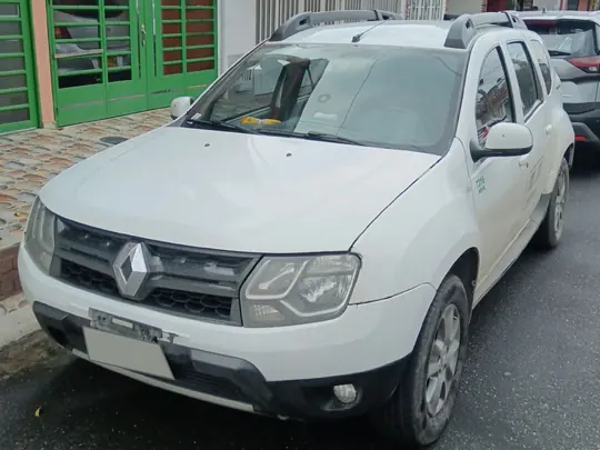 Renault Duster blanca estacionada en una calle