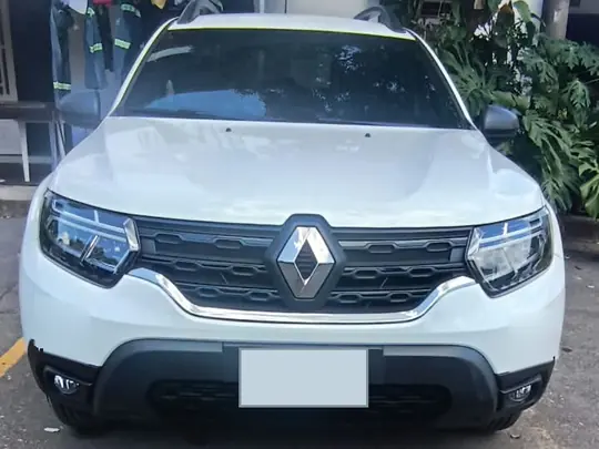 Renault Duster blanca de frente