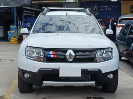 Renault Duster blanca estacionada en un lubricentro