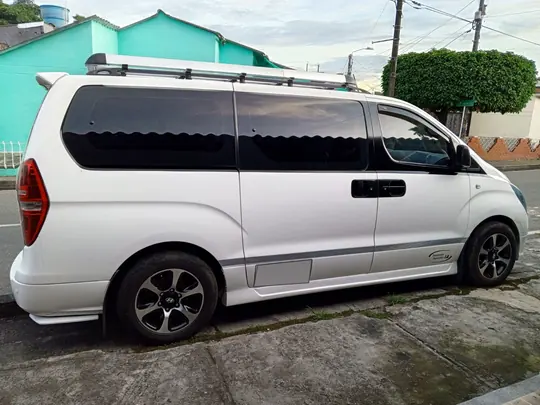 Van Hyundai H-1 blanca vista de lado y desde atrás